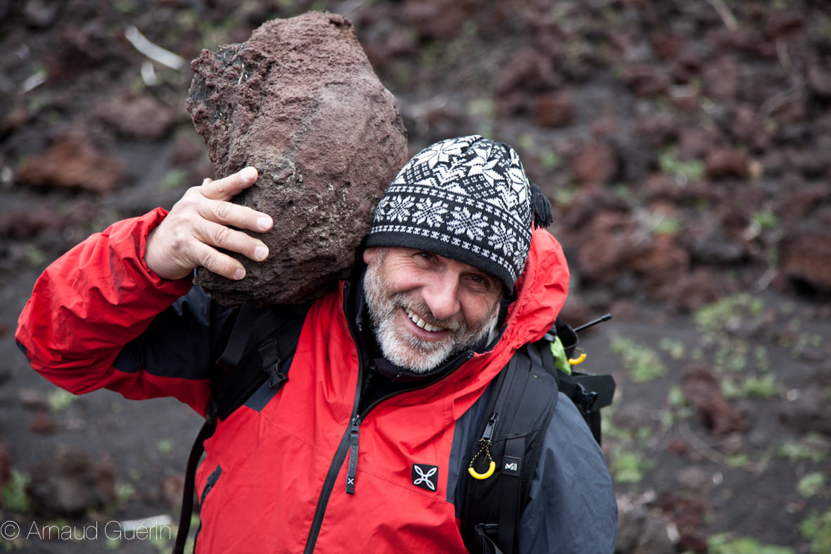 Franco Emmi con una bomba vulcanica dell’Etna Franco Emmi sorridente con una bomba vulcanica dell’Etna in spalla