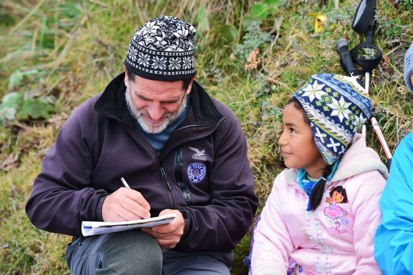 Franco Emmi con i suoi appunti sull’Etna Franco Emmi prende appunti sul quaderno insieme a una bambina, durante un’escursione sull’Etna